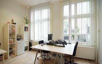 Modern ingerichte kantoorruimte op Warmoesstraat 149 - 151 in Amsterdam Centrum, met strakke werkplekken en heldere verlichting.