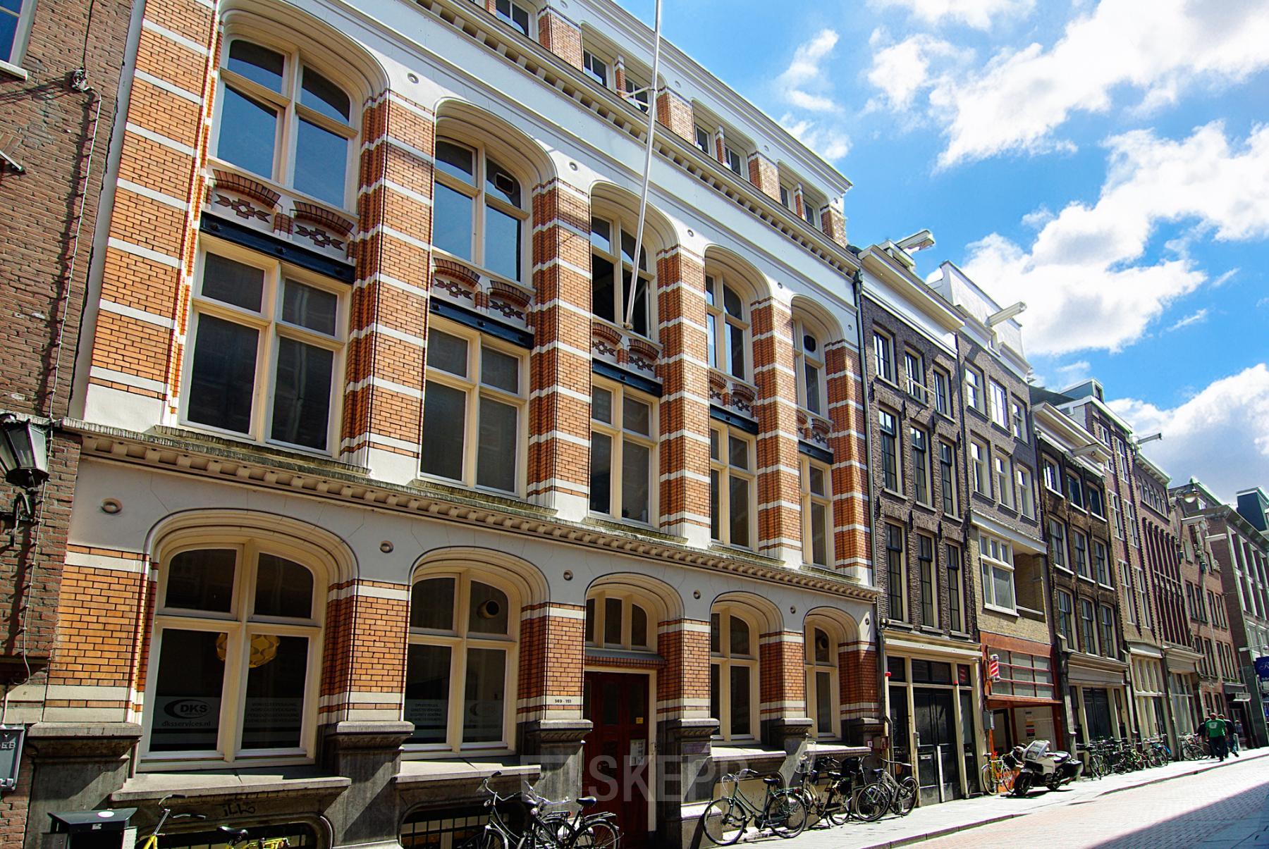 Prachtig historisch kantoorpand aan Warmoesstraat 149 - 151, Amsterdam Centrum. Ideaal voor kantoorruimte huren. Kenmerkend rood baksteen met grote ramen, perfecte locatie in het hart van de stad.