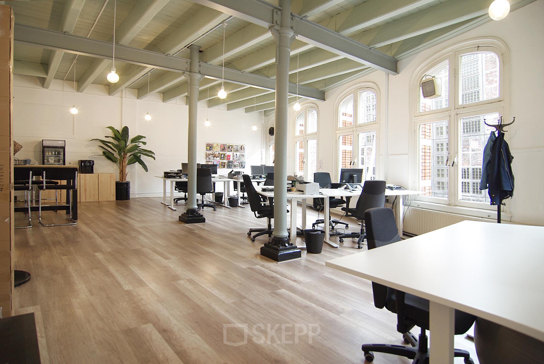 Moderne kantoorruimte gelegen in Amsterdam Centrum aan de Warmoesstraat 149 - 151 met ruime werkplekken en een stijlvolle inrichting.