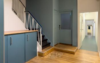 Kantoorpand op Warmoesstraat 155 in Amsterdam Centrum met een moderne, lichte entree. Huur hier kantoorruimte voor een inspirerende werkplek op een centrale locatie. 