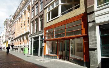 Vooraanzicht van kantoorpand gelegen op Warmoesstraat 155 in Amsterdam Centrum, geschikt voor kantoorruimte huren.