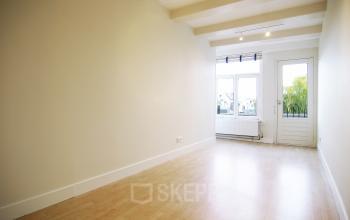 Lege kantoorruimte met houten vloer en ramen aan Warmoesstraat 155, Amsterdam Centrum. Ideale plek voor degenen die kantoorruimte willen huren in het centrum.