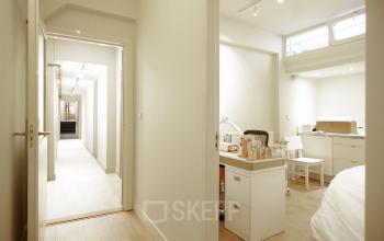 Lichte kantoorruimte op Warmoesstraat 155 in Amsterdam Centrum, met moderne inrichting en werkruimte. Ideaal voor kantoorruimte huren of als kantoorpand.