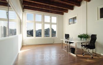 Ruime en lichte kantoorruimte op Warmoesstraat 155, Amsterdam Centrum, met grote ramen en houten vloer. Perfect voor kantoorruimte huren met uitzicht over de stad.