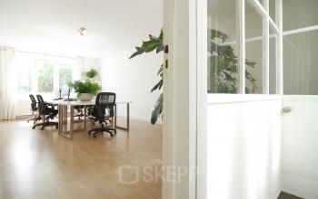 Lichte kantoorruimte met een moderne uitstraling op Warmoesstraat 155, Amsterdam Centrum, perfect voor teams die een centraal gelegen kantoor willen huren.