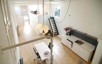 Sfeervolle kantoorruimte met moderne inrichting op Warmoesstraat 155, Amsterdam Centrum, inclusief keukenblok en vergadertafel.