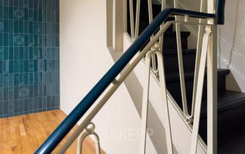 Trapopgang met marmeren tegels en houten vloer in een kantoorpand aan de Warmoesstraat 155, ideaal voor kantoorruimte huren in Amsterdam Centrum.