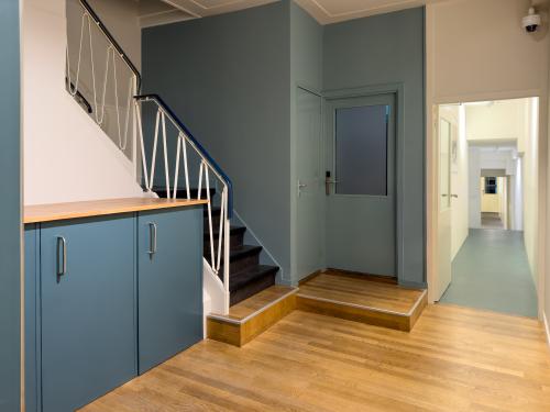 Kantoorpand op Warmoesstraat 155 in Amsterdam Centrum met een moderne, lichte entree. Huur hier kantoorruimte voor een inspirerende werkplek op een centrale locatie. 