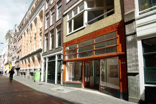 Vooraanzicht van kantoorpand gelegen op Warmoesstraat 155 in Amsterdam Centrum, geschikt voor kantoorruimte huren.