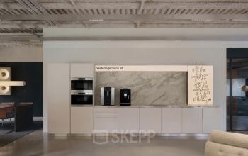 Stijlvolle kantoorruimte op de Weteringschans 126 in Amsterdam Centrum. Modern ingericht met een nette pantry en een vergadertafel, ideaal voor kantoorruimte huren.