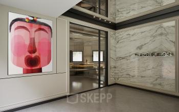 Moderne kantooringang met marmeren muren en grote kunst aan de muur bij Weteringschans 126, Amsterdam Centrum. Ideaal voor kantoorruimte huren.
