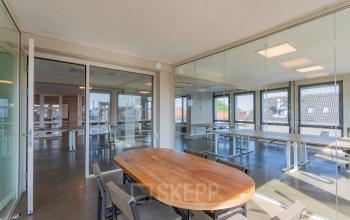 Kantoorpand op Kleine Gartmanplantsoen 21 in Amsterdam Centrum met licht, open interieur en glazen wanden. De ruimte is geschikt voor kantoorruimte huren met enkele meubels aanwezig.