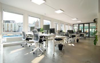 Moderne kantoorruimte huren op Kleine Gartmanplantsoen 21, Amsterdam Centrum, met grote ramen, ruime bureaus en comfortabele stoelen.