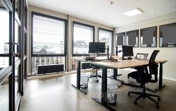 Kantoorruimte huren op Kleine Gartmanplantsoen 21, Amsterdam Centrum, voorzien van werkstations, grote ramen en uitzicht over de stad.