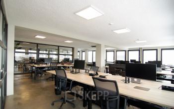Ruime kantoorruimte te huur op Kleine Gartmanplantsoen 21 in Amsterdam Centrum, met diverse bureaus en computerschermen. Ideaal voor flexibele werkplekken in een modern kantoorpand. Natuurlijk licht en strakke inrichting.