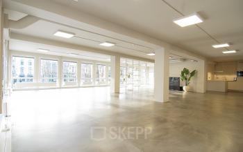 Ruime kantoorruimte te huur op Kleine Gartmanplantsoen 21 in Amsterdam Centrum, met grote ramen en moderne verlichting, ideaal voor diverse kantoortoepassingen.