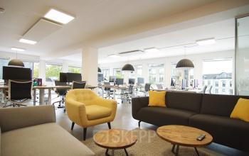 Ruime kantoorpand met moderne inrichting, grote ramen, comfortabele zitplekken en bureau-opstellingen in Amsterdam Centrum. Ideaal voor kantoorruimte huren.