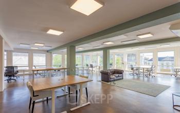 Ruime en lichte kantoorruimte met grote ramen en diverse bureaus op Kleine Gartmanplantsoen 21 in Amsterdam Centrum. Ideaal kantoorpand voor wie kantoorruimte wil huren in een centrale omgeving.