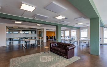 Kantoorpand aan Kleine Gartmanplantsoen 21 in Amsterdam Centrum met ruime, lichte werkplekken en een comfortabele zithoek. Ideaal voor kantoorruimte huren met flexibele indeling en moderne voorzieningen.