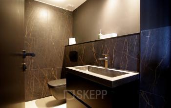 Moderne toiletruimte met strak ontwerp in de kantoorruimte van Kleine Gartmanplantsoen 21, Amsterdam Centrum. Geschikt voor huur in een professioneel kantoorpand.