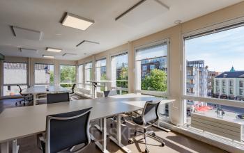 Kantoorruimte huren op Kleine Gartmanplantsoen 21, Amsterdam Centrum met ruime ramen en werkplekken. Geschikt voor meerdere kantoren met veel natuurlijk licht en moderne inrichting.