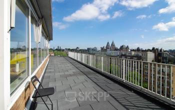 Terras met uitzicht over Amsterdam vanaf Kleine Gartmanplantsoen 21, ideaal voor pauzes tijdens kantoorruimte huren.
