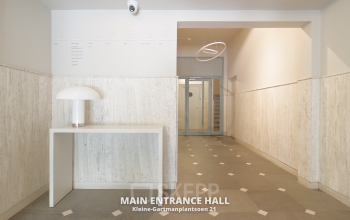 Ingang van een kantoorpand op Kleine Gartmanplantsoen 21 in Amsterdam Centrum. Stijlvolle entree met strakke muren en moderne decoratie. Geschikt voor bedrijven die kantoorruimte willen huren.