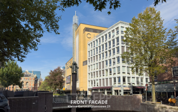 Buitenzijde van kantoorpand op Kleine Gartmanplantsoen 21, Amsterdam Centrum, ideaal voor kantoorruimte huren. Het pand heeft een moderne uitstraling met grote ramen over meerdere verdiepingen.