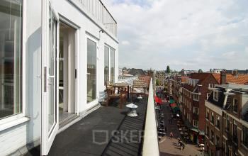 Gezellig terras van een kantoorpand op Kleine Gartmanplantsoen 21, met uitzicht over Amsterdam Centrum.