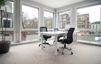 Moderne kantoorruimte met veel daglicht en strak meubilair aan het Kleine Gartmanplantsoen 21, ideaal voor bedrijven die een kantoor willen huren in Amsterdam Centrum.