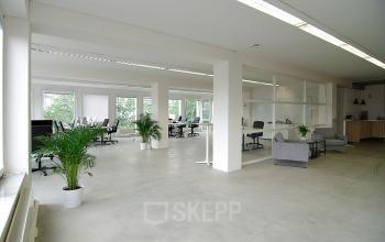 Modern ingerichte kantoorruimte op Kleine Gartmanplantsoen 21 in Amsterdam Centrum met ruime werkplekken en comfortabele zithoek.