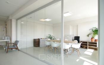 Modern ingericht kantoor aan Kleine Gartmanplantsoen 21 in Amsterdam Centrum met vergaderruimte en strakke inrichting.