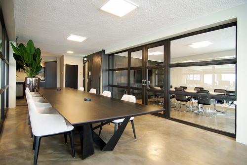 Moderne vergaderruimte in het kantoorpand op Kleine Gartmanplantsoen 21, Amsterdam Centrum, met grote tafel, stoelen en glazen wanden.