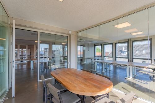 Kantoorpand op Kleine Gartmanplantsoen 21 in Amsterdam Centrum met licht, open interieur en glazen wanden. De ruimte is geschikt voor kantoorruimte huren met enkele meubels aanwezig.