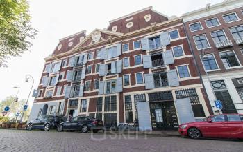 Kantoorpand aan een gracht in een bruisende omgeving