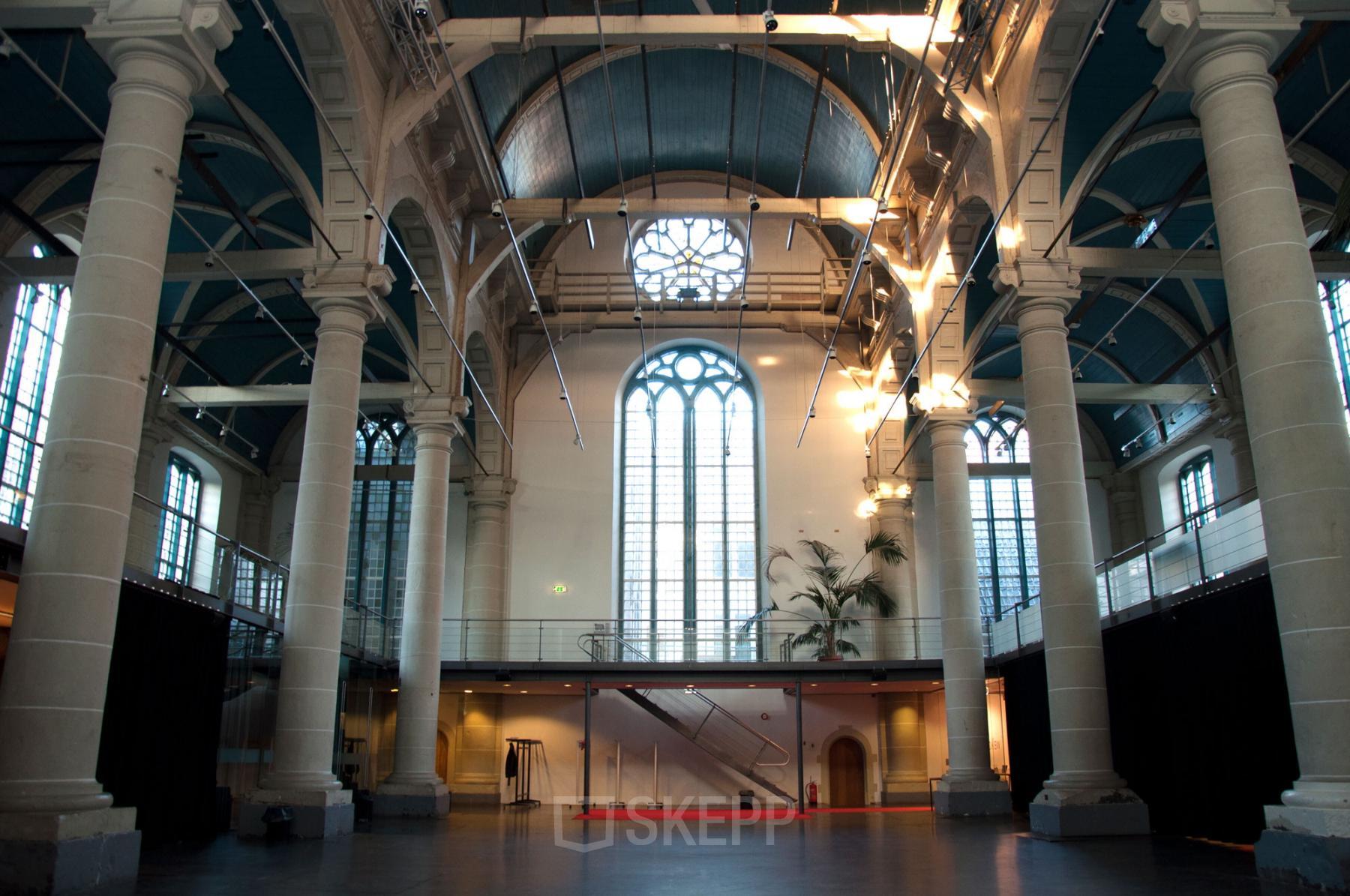 Ruim kantoorpand in Amsterdam Centrum met hoge plafonds, kolommen en grote ramen. Ideaal voor bedrijven die kantoorruimte willen huren in een iconisch gebouw op Zuiderkerkhof 72.