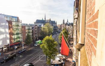 Uitzicht vanaf een kantoorpand aan Nieuwezijds Voorburgwal 104-108 in Amsterdam Centrum, met uitzicht op de straat en de gebouwen in de omgeving.