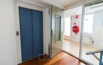 The office building at the Herengracht has an elevator