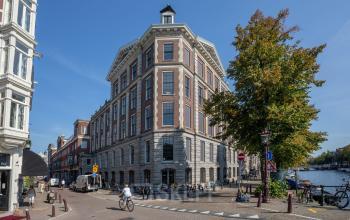 Een karakteristiek kantoorpand aan Keizersgracht 555 in Amsterdam Centrum met zicht op de gracht, geschikt voor kantoorruimte huren.