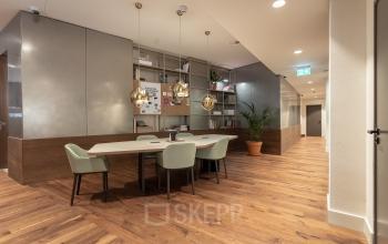 keizersgracht amsterdam grachtengordel centrum openbaar vervoer monumentaal kantoorkamers kantoorruimtes flexwerk werkplekken gerenoveerd modern coffeebar