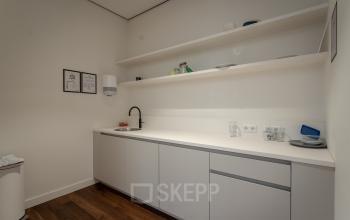 keizersgracht amsterdam grachtengordel centrum openbaar vervoer monumentaal kantoorkamers kantoorruimtes flexwerk werkplekken gerenoveerd modern coffeebar