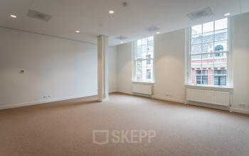 keizersgracht amsterdam grachtengordel centrum openbaar vervoer monumentaal kantoorkamers kantoorruimtes flexwerk werkplekken gerenoveerd modern coffeebar