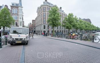 keizersgracht amsterdam grachtengordel centrum openbaar vervoer monumentaal kantoorkamers kantoorruimtes flexwerk werkplekken gerenoveerd modern coffeebar