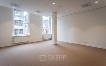 keizersgracht amsterdam grachtengordel centrum openbaar vervoer monumentaal kantoorkamers kantoorruimtes flexwerk werkplekken gerenoveerd modern coffeebar