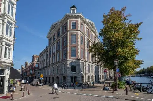Een karakteristiek kantoorpand aan Keizersgracht 555 in Amsterdam Centrum met zicht op de gracht, geschikt voor kantoorruimte huren.