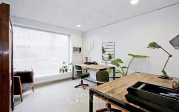 Kantoorpand op de Vrijheidslaan 80 in Amsterdam De Pijp, representatief gemeubileerd en functioneel ingericht, met enkele bureaus, stoelen en groene planten die een frisse werkruimte creëren.