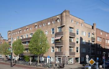 Kantoorpand gelegen op Vrijheidslaan 80, Amsterdam De Pijp, met een karakteristieke bakstenen gevel en meerdere verdiepingen. Het pand biedt mogelijkheden voor kantoorruimte huren in een levendige omgeving.