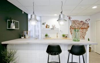 Moderne kantoorruimte aan Vrijheidslaan 80 in Amsterdam De Pijp, met een stijlvolle open keuken en minimalistisch design. Geschikt voor huur als creatieve ontmoetingsplek of ontspanning tussen het werk door.