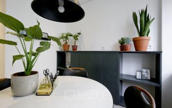Kantoorruimte huren aan de Vrijheidslaan 80, Amsterdam De Pijp, met stijlvolle planten en modern meubilair, ideaal voor creatieve werksessies.