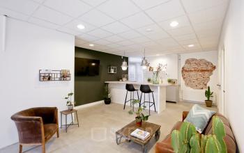 Gezellige kantoorpand ruimte op Vrijheidslaan 80, Amsterdam De Pijp. Stijlvol ingericht met zithoek en hoge krukken bij een bar. Perfecte plek voor informele vergaderingen en pauzes. Ideaal voor kantoorruimte huren.